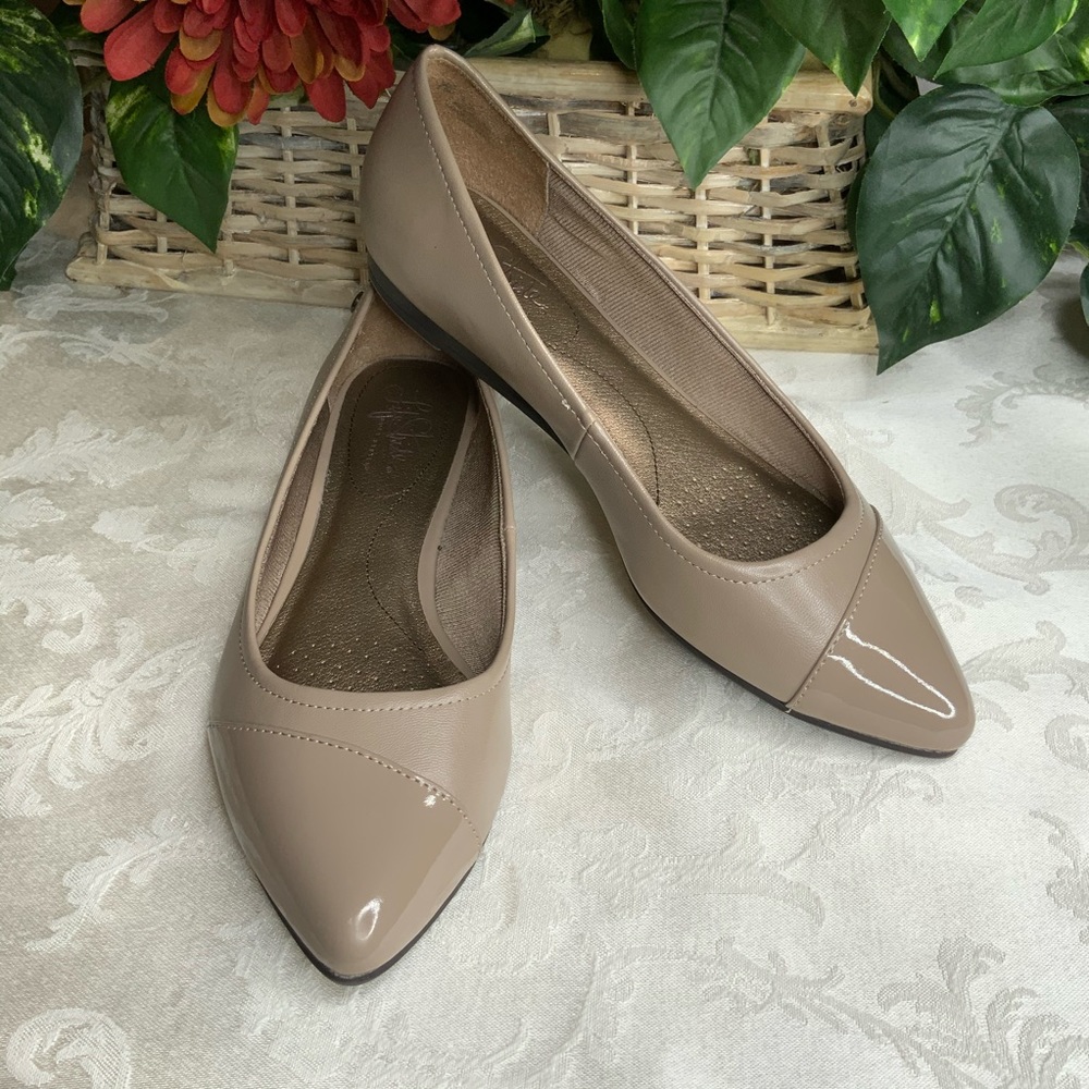 LifeStride Soft Flex Tan Pointed Toe Loafers 8